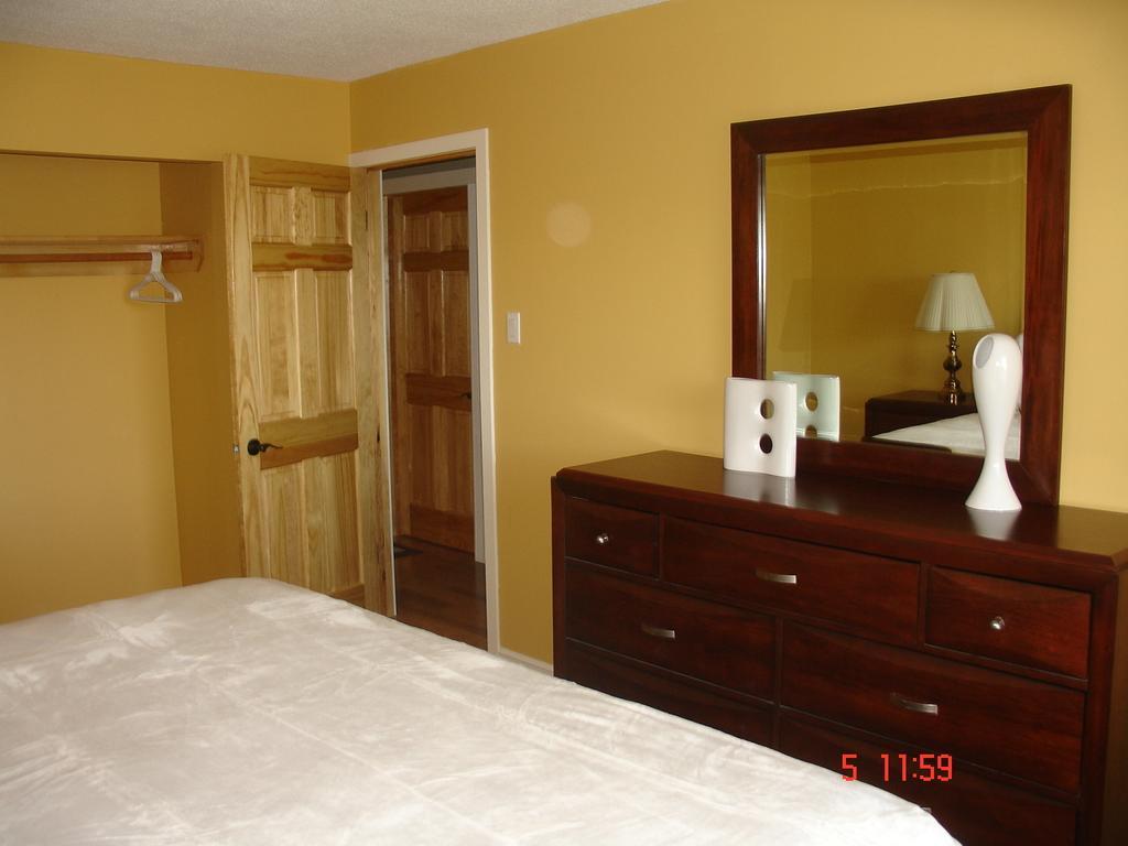 Eileen'S Bed & Breakfast/Guest House Hay River Room photo