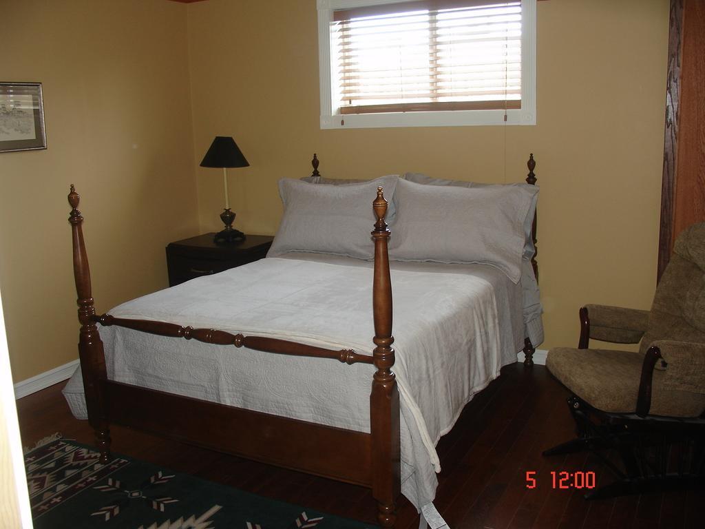 Eileen'S Bed & Breakfast/Guest House Hay River Room photo